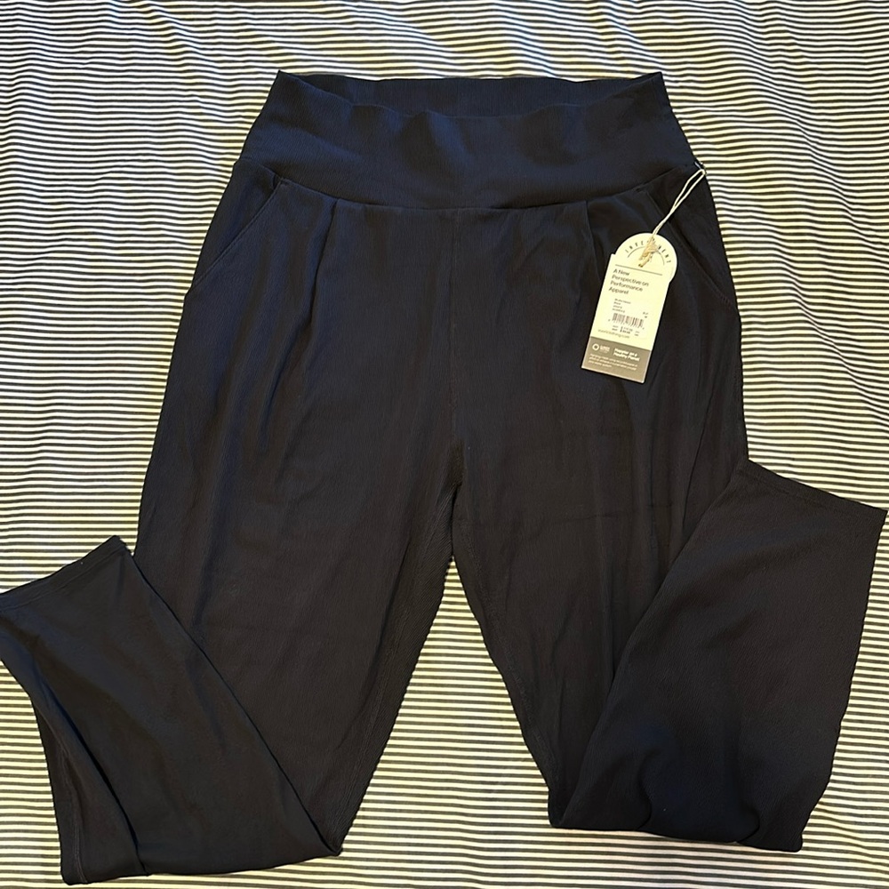 NWT Vuori Mudra Harem Size Medium